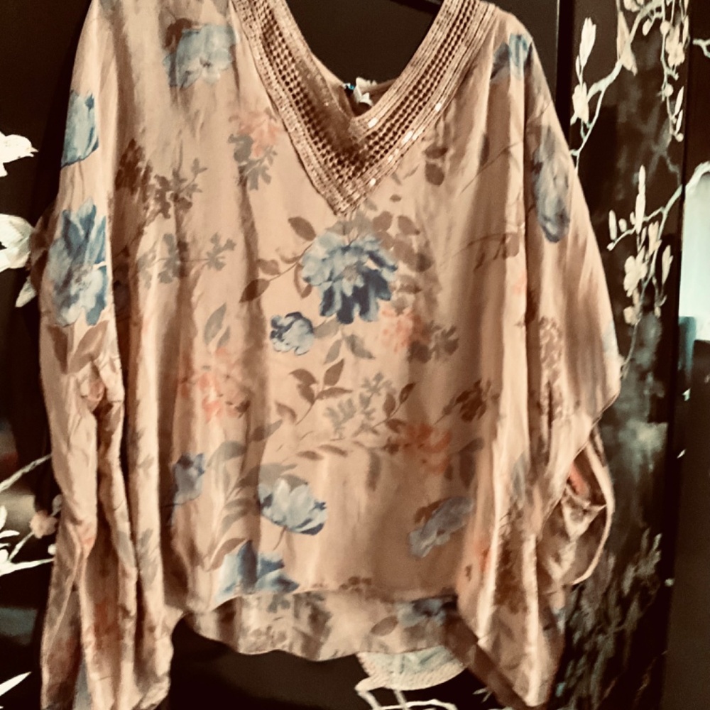 🦥🐾Tempo Paris Floral layered top.